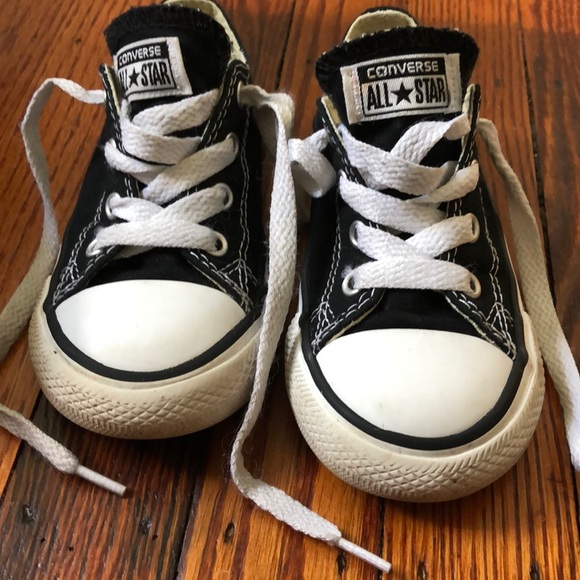 Black converse low tops - Picture 2 of 3